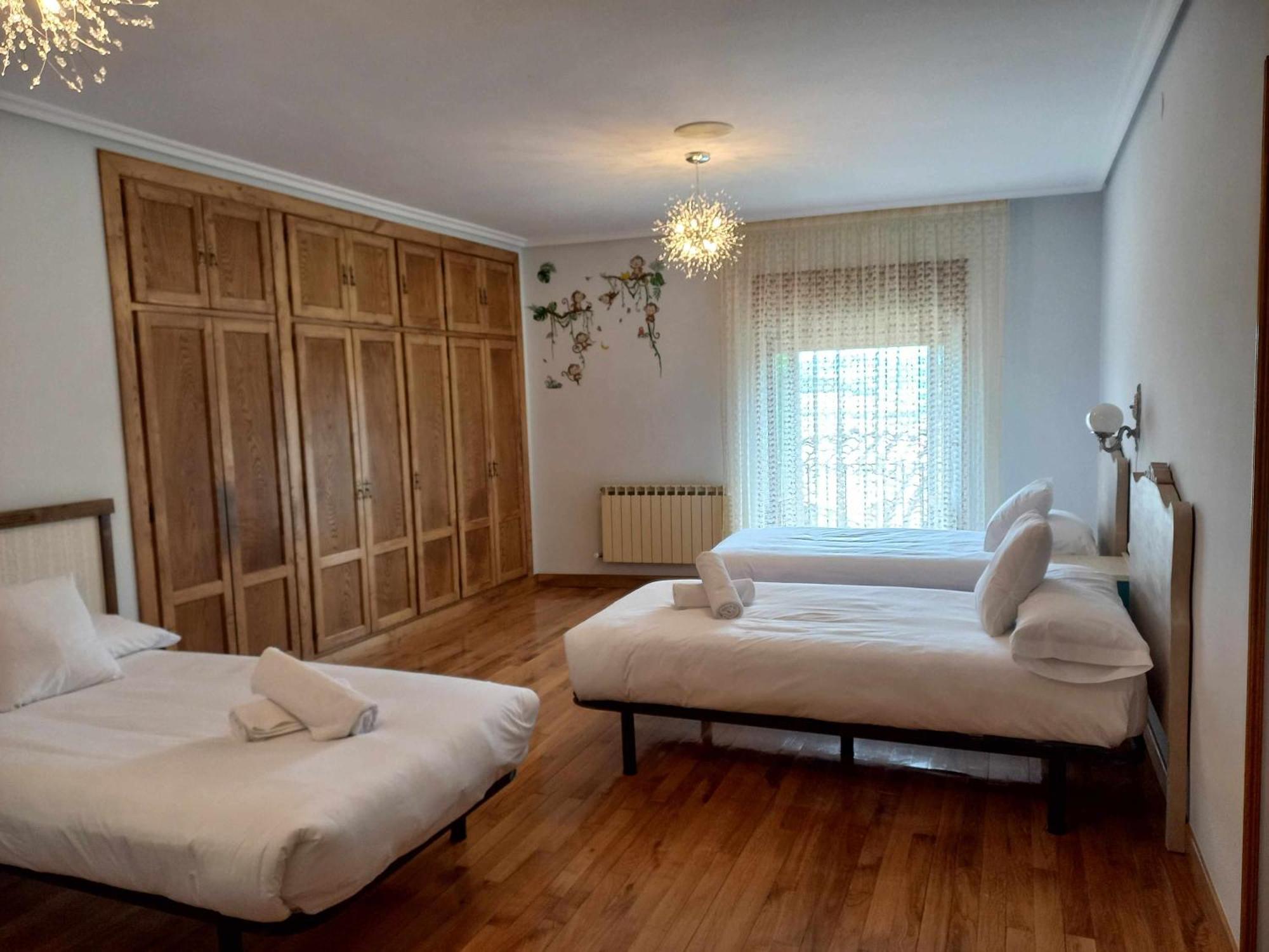 Azcona Casa Albaitar Con Piscina Y Sala De Juegos מראה חיצוני תמונה
